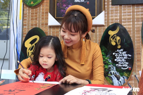 Bạn trẻ Sài Gòn rực rỡ đón xuân trên phố Ông đồ - Ảnh 14. Bạn trẻ Sài Gòn rực rỡ đón xuân trên phố Ông đồ - Ảnh 14.