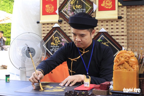 Bạn trẻ Sài Gòn rực rỡ đón xuân trên phố Ông đồ - Ảnh 12. Bạn trẻ Sài Gòn rực rỡ đón xuân trên phố Ông đồ - Ảnh 12.