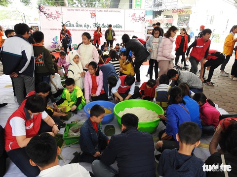 Rộn ràng Tết 0 đồng trong ngày hội “Xuân yêu thương” - Ảnh 6. Rộn ràng Tết 0 đồng trong ngày hội “Xuân yêu thương” - Ảnh 6.