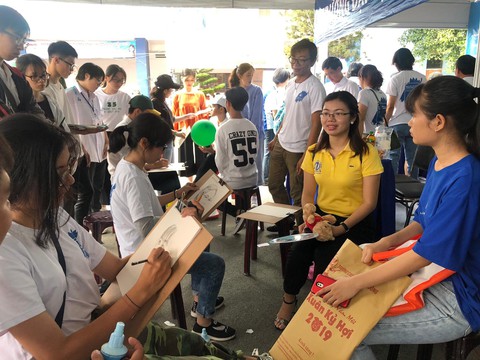 Ngày hội tư vấn tuyển sinh nhộn nhịp đến giờ chót - Ảnh 7. Ngày hội tư vấn tuyển sinh nhộn nhịp đến giờ chót - Ảnh 7.
