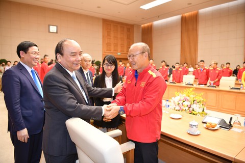 Thủ tướng Nguyễn Xuân Phúc điện thoại chúc mừng tuyển Việt Nam - Ảnh 1. Thủ tướng Nguyễn Xuân Phúc điện thoại chúc mừng tuyển Việt Nam - Ảnh 1.