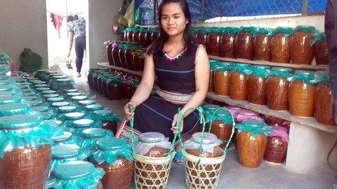 Rượu cần về xuôi đón tết - Ảnh 1. Rượu cần về xuôi đón tết - Ảnh 1.