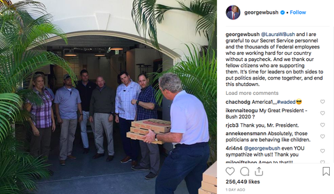 Mật vụ Mỹ ấm lòng với bánh pizza của ông Bush ‘con’ - Ảnh 1. Mật vụ Mỹ ấm lòng với bánh pizza của ông Bush ‘con’ - Ảnh 1.