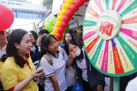 Học sinh đổ về ngày hội tư vấn tuyển sinh hướng nghiệp tại TP.HCM - Ảnh 6. Học sinh đổ về ngày hội tư vấn tuyển sinh hướng nghiệp tại TP.HCM - Ảnh 6.