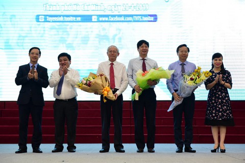 Học sinh đổ về ngày hội tư vấn tuyển sinh hướng nghiệp tại TP.HCM - Ảnh 2. Học sinh đổ về ngày hội tư vấn tuyển sinh hướng nghiệp tại TP.HCM - Ảnh 2.