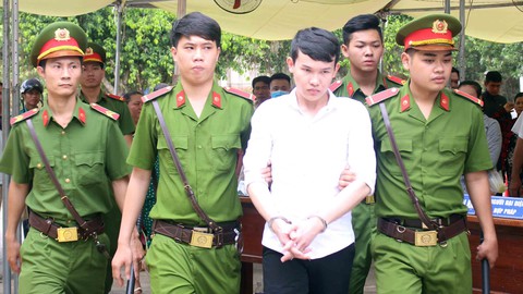 Bán mình cho quỷ vì đam mê cờ bạc - Ảnh 1. Bán mình cho quỷ vì đam mê cờ bạc - Ảnh 1.