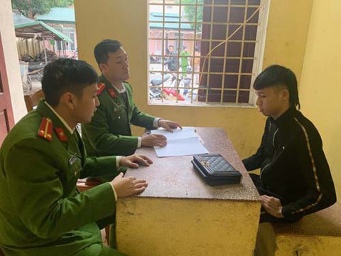 Bốn nghi phạm đánh người đi đường ngất xỉu để cướp tài sản - Ảnh 1. Bốn nghi phạm đánh người đi đường ngất xỉu để cướp tài sản - Ảnh 1.