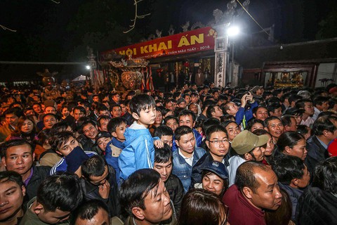 Lễ hội đền Trần: bí thư Thành ủy Nam Định còn bị ‘mời ra’ - Ảnh 1. Lễ hội đền Trần: bí thư Thành ủy Nam Định còn bị ‘mời ra’ - Ảnh 1.