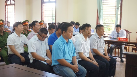 Tạm hoãn phiên tòa xét xử nguyên giám đốc Vietcombank Tây Đô - Ảnh 1. Tạm hoãn phiên tòa xét xử nguyên giám đốc Vietcombank Tây Đô - Ảnh 1.