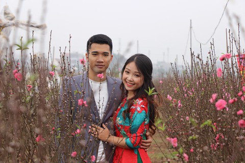 Thiếu nữ diện áo dài khoe sắc bên hoa đào đón tết Hà Nội - Ảnh 1. Thiếu nữ diện áo dài khoe sắc bên hoa đào đón tết Hà Nội - Ảnh 1.