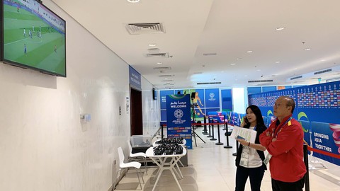 HLV Park Hang Seo trầm ngâm khi đi xem trận Nhật Bản - Saudi Arabia - Ảnh 3. HLV Park Hang Seo trầm ngâm khi đi xem trận Nhật Bản - Saudi Arabia - Ảnh 3.