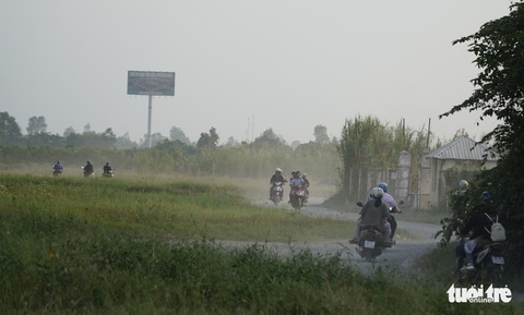 Mạo hiểm ngoặt đầu xe máy ngay chân cầu Cao Lãnh để vào đường tắt - Ảnh 3. Mạo hiểm ngoặt đầu xe máy ngay chân cầu Cao Lãnh để vào đường tắt - Ảnh 3.