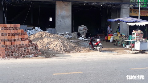 Rơi từ tầng 4 tòa nhà đang xây, nạn nhân thứ 3 đã qua đời - Ảnh 2. Rơi từ tầng 4 tòa nhà đang xây, nạn nhân thứ 3 đã qua đời - Ảnh 2.