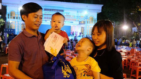 Những chuyến xe chở niềm vui sum họp - Ảnh 1. Những chuyến xe chở niềm vui sum họp - Ảnh 1.