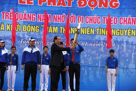 4 thanh niên cứu người trong lũ được trao, truy tặng huy hiệu Tuổi trẻ dũng cảm - Ảnh 1. 4 thanh niên cứu người trong lũ được trao, truy tặng huy hiệu Tuổi trẻ dũng cảm - Ảnh 1.
