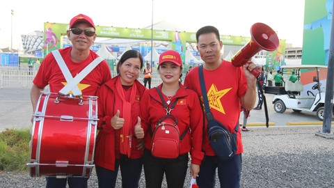 Tuyển thủ VN được CĐV tặng bánh chưng và giò chả - Ảnh 2. Tuyển thủ VN được CĐV tặng bánh chưng và giò chả - Ảnh 2.