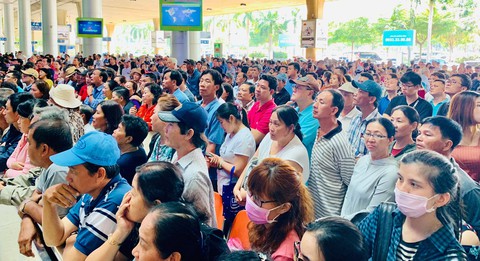 Tân Sơn Nhất nghẹt người đón Việt kiều về ăn Tết nhưng vẫn đều tăm tắp - Ảnh 1. Tân Sơn Nhất nghẹt người đón Việt kiều về ăn Tết nhưng vẫn đều tăm tắp - Ảnh 1.