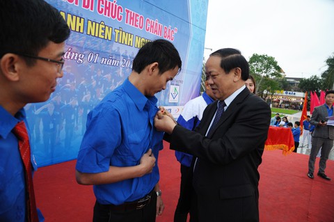 4 thanh niên cứu người trong lũ được trao, truy tặng huy hiệu Tuổi trẻ dũng cảm - Ảnh 2. 4 thanh niên cứu người trong lũ được trao, truy tặng huy hiệu Tuổi trẻ dũng cảm - Ảnh 2.