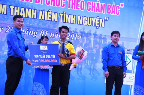 4 thanh niên cứu người trong lũ được trao, truy tặng huy hiệu Tuổi trẻ dũng cảm - Ảnh 3. 4 thanh niên cứu người trong lũ được trao, truy tặng huy hiệu Tuổi trẻ dũng cảm - Ảnh 3.