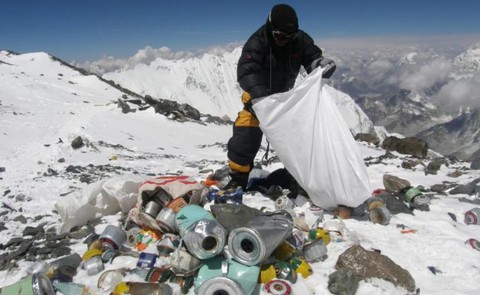 Cắt giảm người leo núi Everest để dọn rác - Ảnh 1. Cắt giảm người leo núi Everest để dọn rác - Ảnh 1.