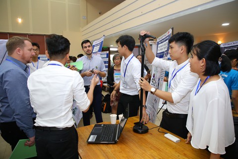 Gậy thông minh cho người già nhận giải thiết kế của sinh viên - Ảnh 1. Gậy thông minh cho người già nhận giải thiết kế của sinh viên - Ảnh 1.
