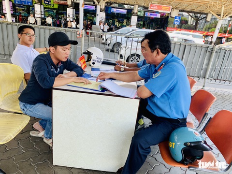 Tân Sơn Nhất nghẹt người đón Việt kiều về ăn Tết nhưng vẫn đều tăm tắp - Ảnh 7. Tân Sơn Nhất nghẹt người đón Việt kiều về ăn Tết nhưng vẫn đều tăm tắp - Ảnh 7.