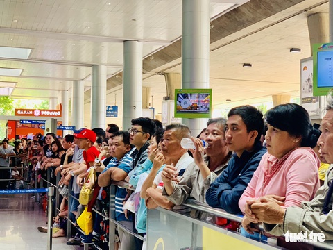 Tân Sơn Nhất nghẹt người đón Việt kiều về ăn Tết nhưng vẫn đều tăm tắp - Ảnh 5. Tân Sơn Nhất nghẹt người đón Việt kiều về ăn Tết nhưng vẫn đều tăm tắp - Ảnh 5.