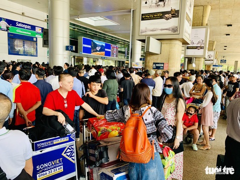 Tân Sơn Nhất nghẹt người đón Việt kiều về ăn Tết nhưng vẫn đều tăm tắp - Ảnh 6. Tân Sơn Nhất nghẹt người đón Việt kiều về ăn Tết nhưng vẫn đều tăm tắp - Ảnh 6.