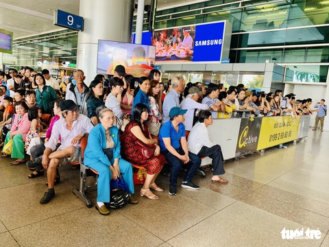 Tân Sơn Nhất nghẹt người đón Việt kiều về ăn Tết nhưng vẫn đều tăm tắp - Ảnh 3. Tân Sơn Nhất nghẹt người đón Việt kiều về ăn Tết nhưng vẫn đều tăm tắp - Ảnh 3.