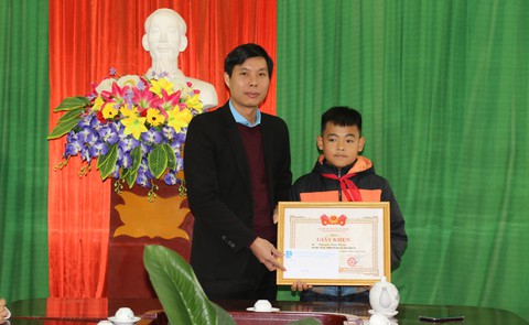 Trao giấy khen cho học sinh lớp 6 dũng cảm cứu bạn khỏi đuối nước - Ảnh 1. Trao giấy khen cho học sinh lớp 6 dũng cảm cứu bạn khỏi đuối nước - Ảnh 1.