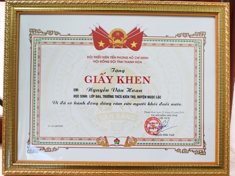 Trao giấy khen cho học sinh lớp 6 dũng cảm cứu bạn khỏi đuối nước - Ảnh 3. Trao giấy khen cho học sinh lớp 6 dũng cảm cứu bạn khỏi đuối nước - Ảnh 3.