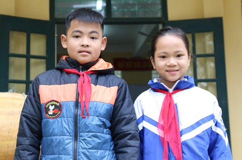 Trao giấy khen cho học sinh lớp 6 dũng cảm cứu bạn khỏi đuối nước - Ảnh 2. Trao giấy khen cho học sinh lớp 6 dũng cảm cứu bạn khỏi đuối nước - Ảnh 2.