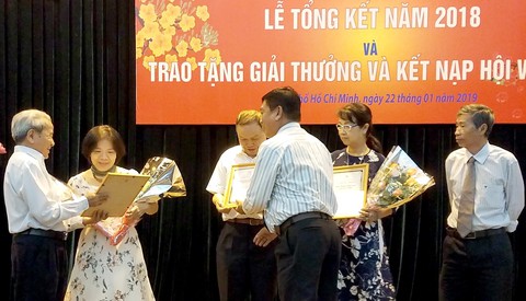 Nhà thơ Lê Giang nhận giải thưởng văn học TP.HCM ở tuổi 90 - Ảnh 1. Nhà thơ Lê Giang nhận giải thưởng văn học TP.HCM ở tuổi 90 - Ảnh 1.