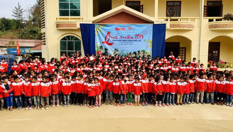 Quà bạn đọc Tuổi Trẻ đến với trò nghèo vùng biên giới Phong Thổ - Ảnh 1. Quà bạn đọc Tuổi Trẻ đến với trò nghèo vùng biên giới Phong Thổ - Ảnh 1.
