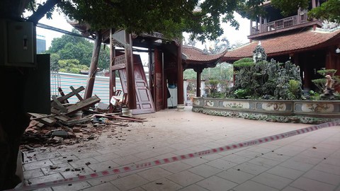Tài xế uống xỉn lái xe đâm nát cổng chùa - Ảnh 2. Tài xế uống xỉn lái xe đâm nát cổng chùa - Ảnh 2.