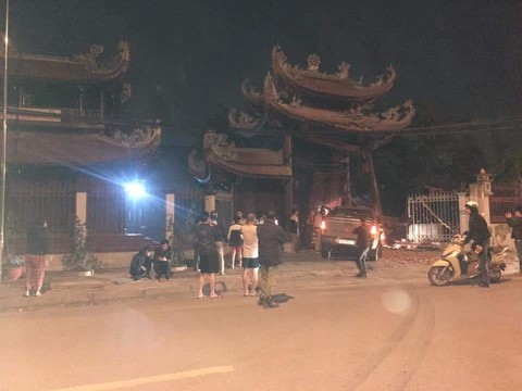 Tài xế uống xỉn lái xe đâm nát cổng chùa - Ảnh 1. Tài xế uống xỉn lái xe đâm nát cổng chùa - Ảnh 1.