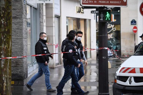 Cướp ngân hàng và tẩu thoát như phim hành động ở trung tâm Paris - Ảnh 1. Cướp ngân hàng và tẩu thoát như phim hành động ở trung tâm Paris - Ảnh 1.