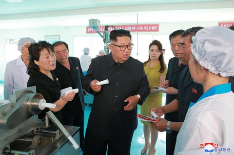 Ông Kim Jong Un tặng mỹ phẩm Hàn làm quà cho quan chức - Ảnh 1. Ông Kim Jong Un tặng mỹ phẩm Hàn làm quà cho quan chức - Ảnh 1.