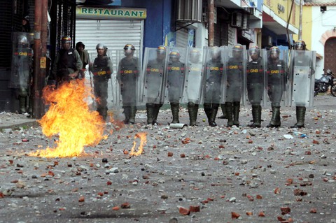 Mỹ công nhận tổng thống lâm thời mới tại Venezuela, biểu tình lan rộng - Ảnh 5. Mỹ công nhận tổng thống lâm thời mới tại Venezuela, biểu tình lan rộng - Ảnh 5.