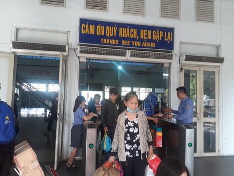 Tắc đường, 70 hành khách trễ tàu về quê - Ảnh 1. Tắc đường, 70 hành khách trễ tàu về quê - Ảnh 1.