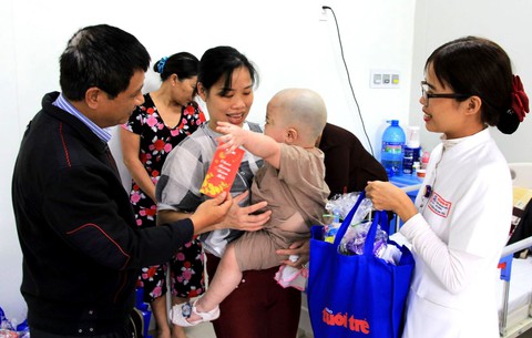 Mang tết đến với bệnh nhi ung thư ở Huế - Ảnh 1. Mang tết đến với bệnh nhi ung thư ở Huế - Ảnh 1.
