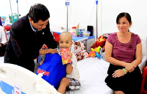 Mang tết đến với bệnh nhi ung thư ở Huế - Ảnh 3. Mang tết đến với bệnh nhi ung thư ở Huế - Ảnh 3.