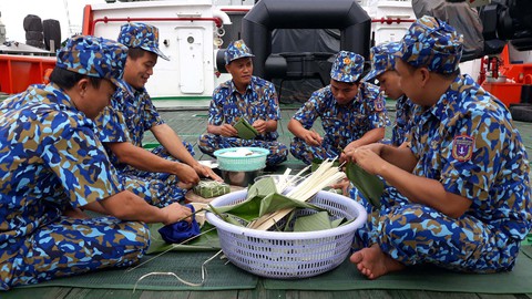 Những người đón tết trên biển - Ảnh 1. Những người đón tết trên biển - Ảnh 1.