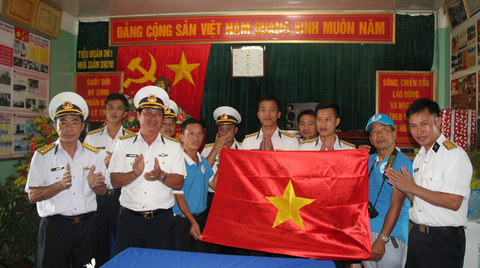 Chiến sĩ nhà giàn cổ vũ bóng đá với lá cờ có chữ ký đội tuyển - Ảnh 1. Chiến sĩ nhà giàn cổ vũ bóng đá với lá cờ có chữ ký đội tuyển - Ảnh 1.