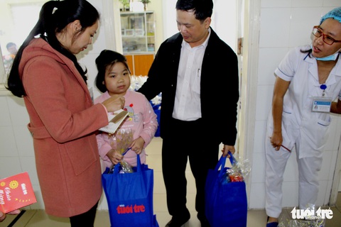Bệnh nhi dành lì xì mua cơm và lo tiền chữa bệnh - Ảnh 4. Bệnh nhi dành lì xì mua cơm và lo tiền chữa bệnh - Ảnh 4.