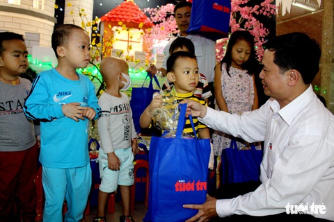 Bệnh nhi dành lì xì mua cơm và lo tiền chữa bệnh - Ảnh 1. Bệnh nhi dành lì xì mua cơm và lo tiền chữa bệnh - Ảnh 1.