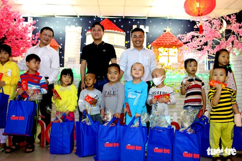 Bệnh nhi dành lì xì mua cơm và lo tiền chữa bệnh - Ảnh 2. Bệnh nhi dành lì xì mua cơm và lo tiền chữa bệnh - Ảnh 2.