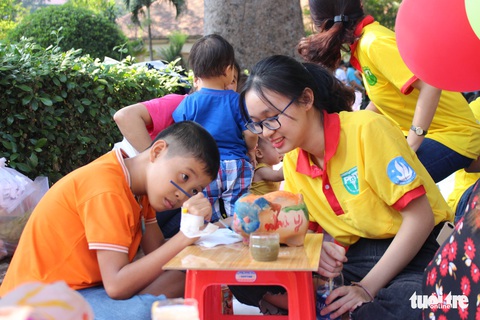Mang Xuân yêu thương đến với bệnh nhi ung thư - Ảnh 12. Mang Xuân yêu thương đến với bệnh nhi ung thư - Ảnh 12.