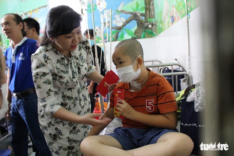 Mang Xuân yêu thương đến với bệnh nhi ung thư - Ảnh 2. Mang Xuân yêu thương đến với bệnh nhi ung thư - Ảnh 2.