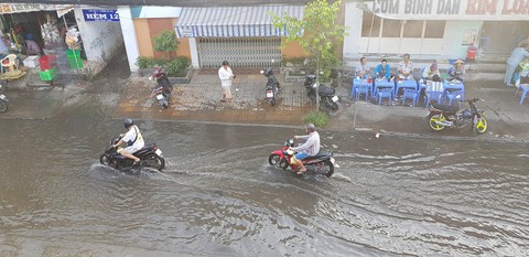 Nước sông Mekong cao bất thường, nhiều nơi ngập - Ảnh 1. Nước sông Mekong cao bất thường, nhiều nơi ngập - Ảnh 1.